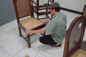 kursi-kayu-anyam-rotan Pumbuatan kursi kayu anyam rotan