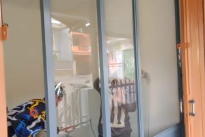 Pemasangan pintu besi variasi kaca Pemasangan pintu besi variasi kaca